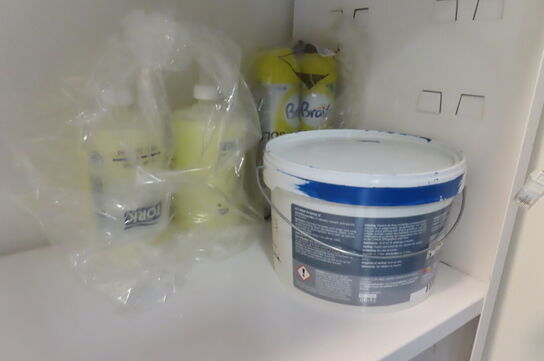 Reol med indhold mv.