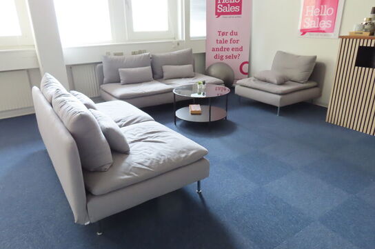 3 stk sofaer, sofabord samt stativ til banner