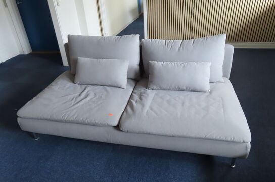 3 stk sofaer, sofabord samt stativ til banner