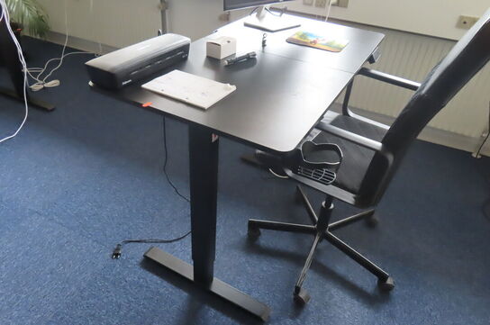 Hæve-/sænkebord med indhold samt kontorstol