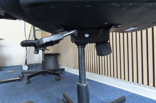 Hæve-/sænkebord samt 2 kontorstole CASARIA OG IKEA