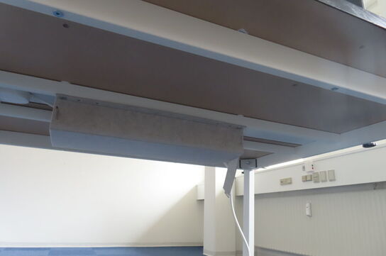 Bord med afskærmninger og stativ til banner mv.