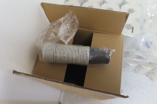 Diverse papir samt klare affaldssække