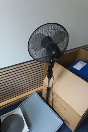 Indhold i rum af diverse papkasser, akkustikpaneler, kontorstol mv.