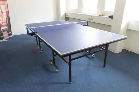 Bordtennisbord samt planter, yogabold mv.