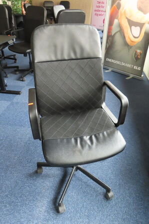 Hæve-/sænkebord samt kontorstol CASARIA OG IKEA