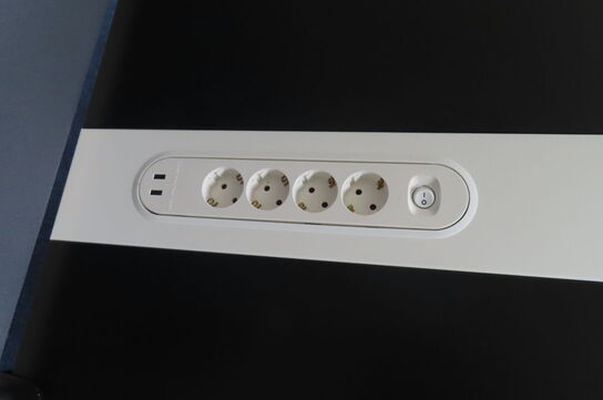 Bord med afskærmninger og stativ til banner mv.