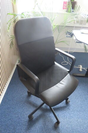 Hæve-/sænkebord med indhold samt kontorstol