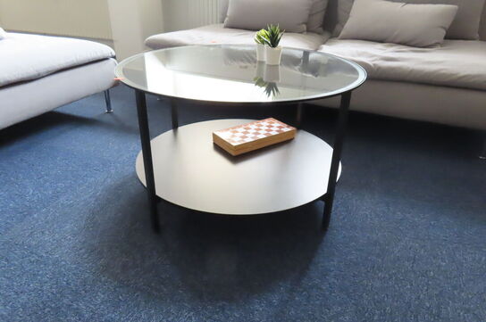 3 stk sofaer, sofabord samt stativ til banner