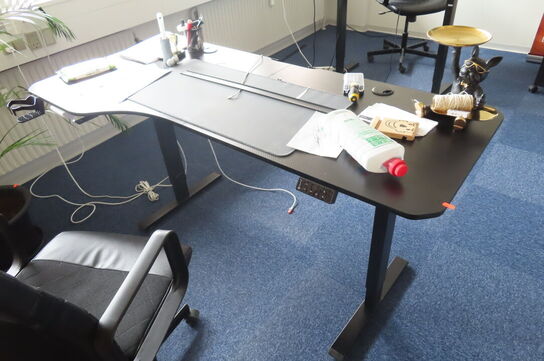 Hæve-/sænkebord med indhold samt kontorstol