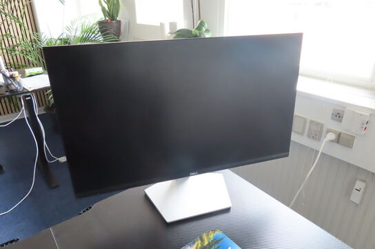 Hæve-/sænkebord med indhold samt kontorstol