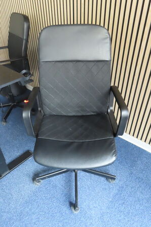 Hæve-/sænkebord samt 2 kontorstole CASARIA OG IKEA