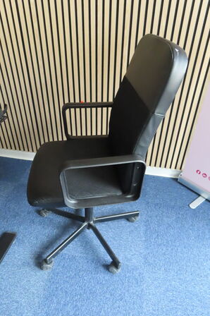 Hæve-/sænkebord samt 2 kontorstole CASARIA OG IKEA