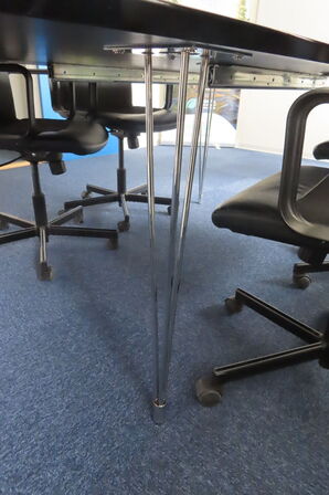 Mødebord med 6 kontorstole