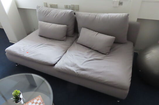 3 stk sofaer, sofabord samt stativ til banner