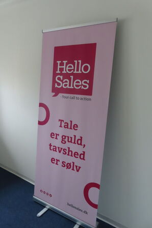 Bord med afskærmninger og stativ til banner mv.