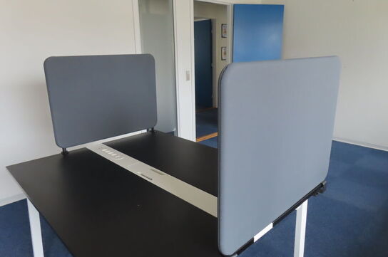 Bord med afskærmninger og stativ til banner mv.