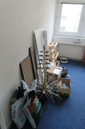 Indhold i rum af diverse papkasser, akkustikpaneler, kontorstol mv.