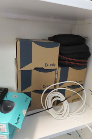 Reol med indhold mv.