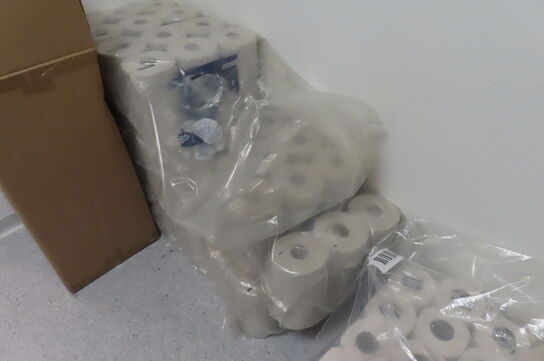 Diverse papir samt klare affaldssække