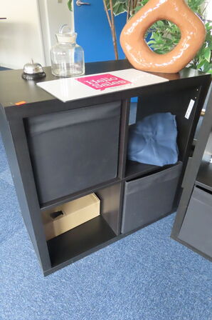 2 stk reoler med indhold samt 2 stk planter