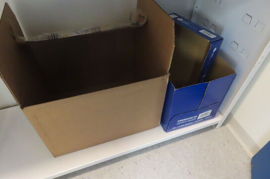 Reol med indhold mv.