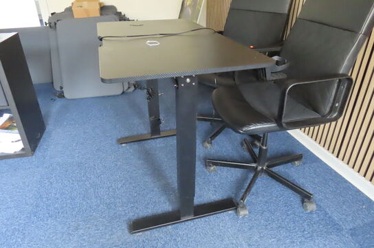 Hæve-/sænkebord samt 2 kontorstole CASARIA OG IKEA