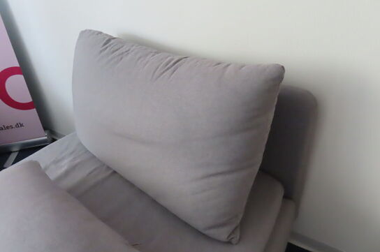 3 stk sofaer, sofabord samt stativ til banner