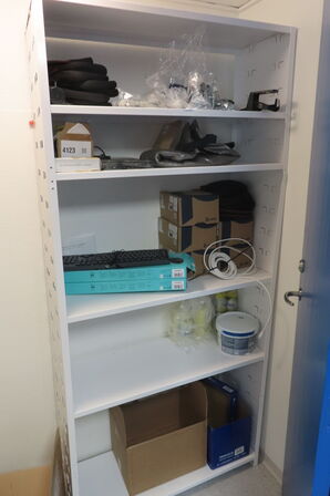 Reol med indhold mv.