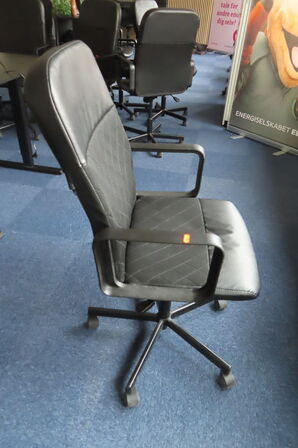 Hæve-/sænkebord samt kontorstol CASARIA OG IKEA