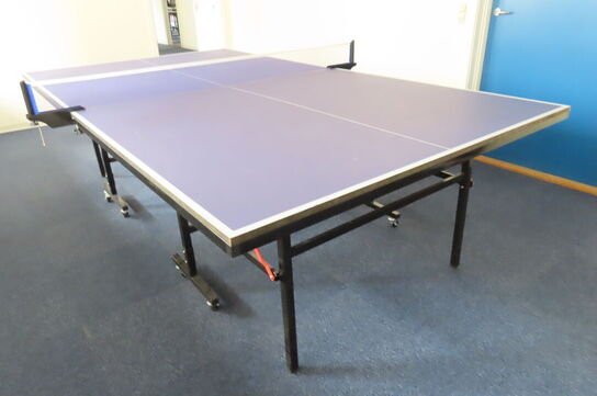 Bordtennisbord samt planter, yogabold mv.