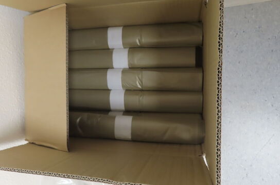 Diverse papir samt klare affaldssække