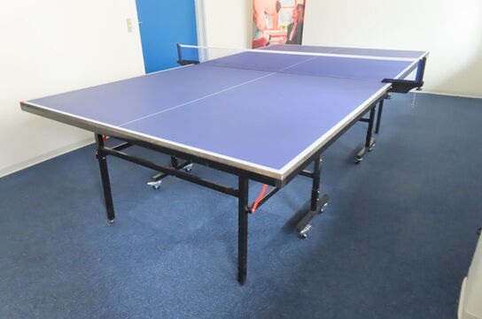 Bordtennisbord samt planter, yogabold mv.