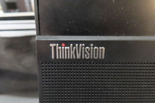 Computerskærm, tastatur samt skrivebordslampe