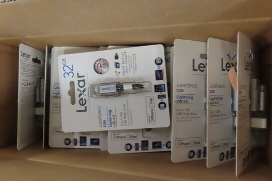 Kasse med diverse tilbehør til kamera