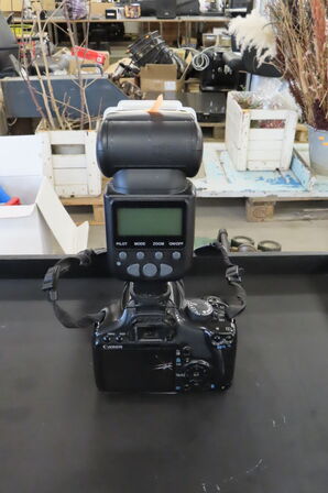 Spejlreflekskamera CANON DS126181 inkl. Blitz