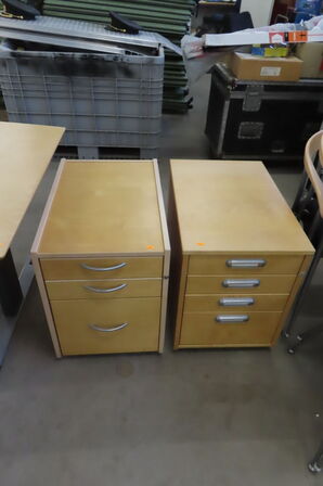 El. hæve/sænke skrivebord, 2 stk. skuffemoduler samt kontorstol