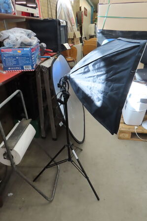 Lampestativ samt reflektorskærm