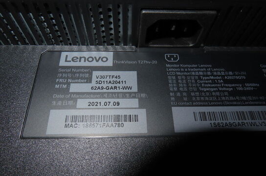 Computerskærm, tastatur samt skrivebordslampe