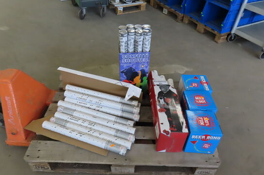 Diverse konfettirør og ølbonger