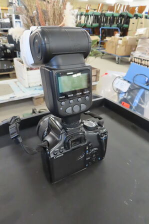 Spejlreflekskamera CANON DS126181 inkl. Blitz