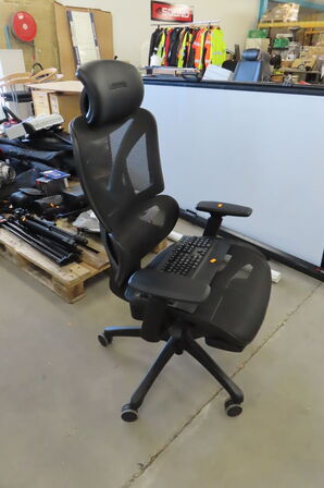 Kontorstol LEGEND samt trådløst tastatur LOGI