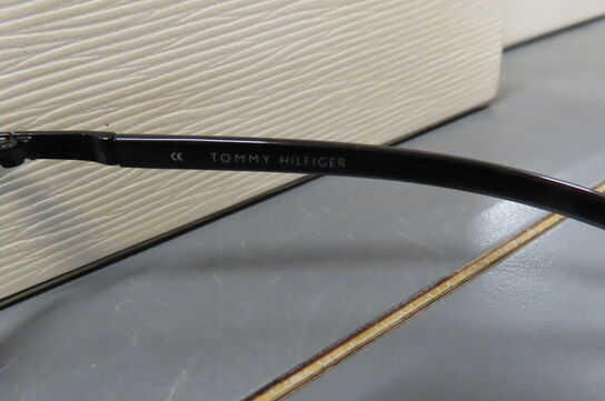 Solbrille TOMMY HILFIGER, TH6047 BLK-3