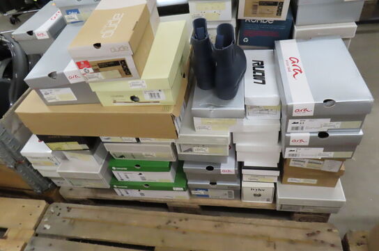 Palle med diverse sko