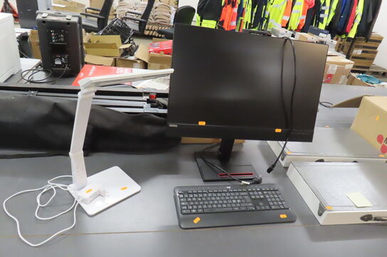 Computerskærm, tastatur samt skrivebordslampe