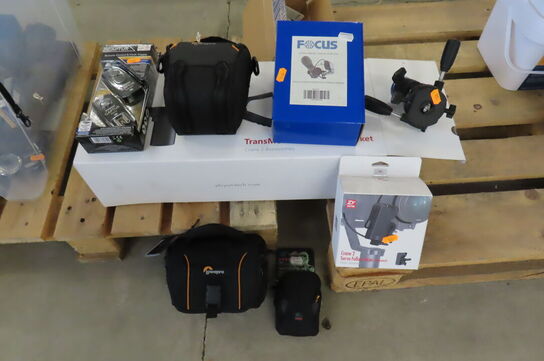 Kasse med diverse tilbehør til kamera