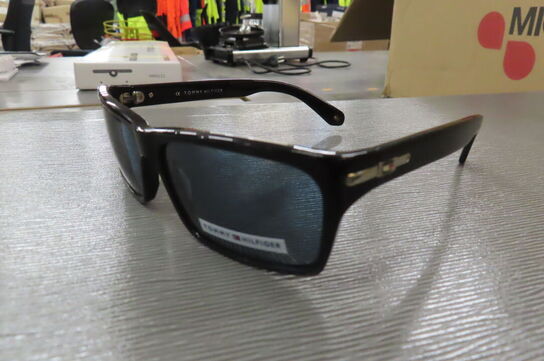 Solbrille TOMMY HILFIGER, TH7294 BLK-3