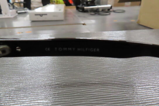 Solbrille TOMMY HILFIGER, TH7294 BLK-3