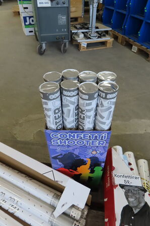 Diverse konfettirør og ølbonger