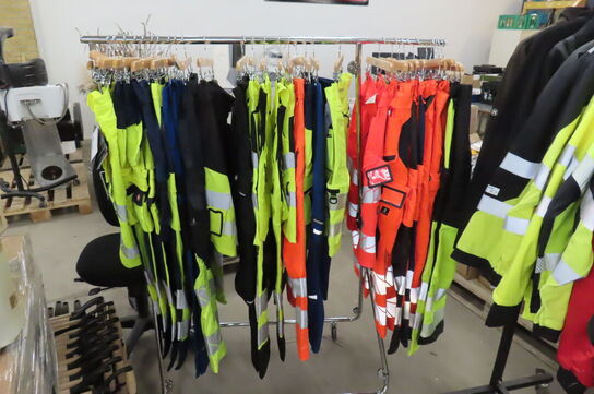 2 stk. stativer med arbejdstøj